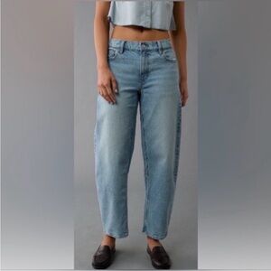 American Eagle Stretch Barrel Jeans in Skylight Size 8 NWOT
